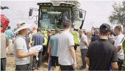 河北正定上演農(nóng)機(jī)“演武”，中聯(lián)重科玉米收獲機(jī)成田間焦點(diǎn)